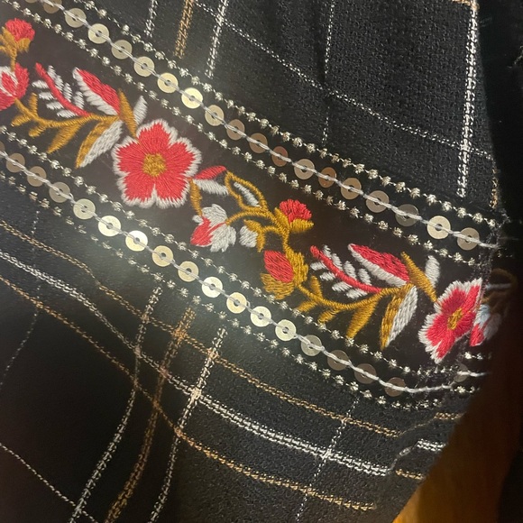 Style & Co Just right for the change of season, beautiful  embroidered top. - Picture 3 of 6